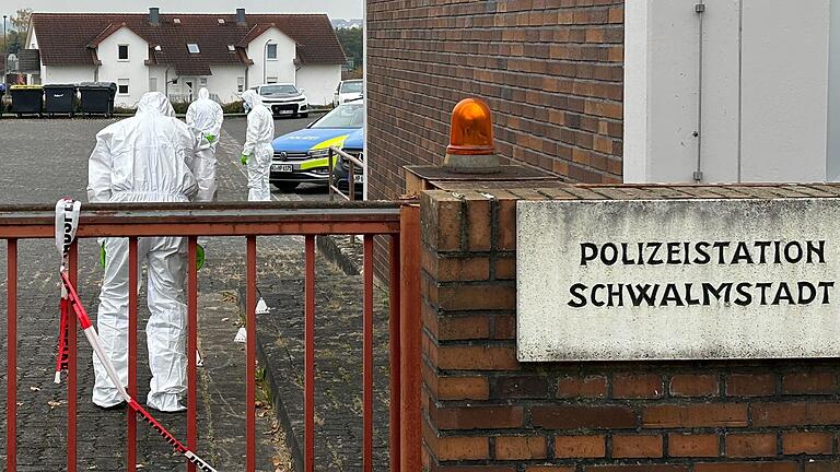 Tödlicher Schusswaffengebrauch der Polizei - Vor der Polizeiwache in Schwalmstadt erschoss die Polizei eine 20-Jährige. Sie soll eine Waffe auf Polizeibeamte gerichtet haben, die einer scharfen Schusswaffe „zum Verwechseln ähnlich” war. (Archivbild) Tödlicher Schusswaffengebrauch der Polizei - Vor der Polizeiwache in Schwalmstadt erschoss die Polizei eine 20-Jährige. Sie soll eine Waffe auf Polizeibeamte gerichtet haben, die einer scharfen Schusswaffe „zum Verwechseln ähnlich” war. (Archivbild)