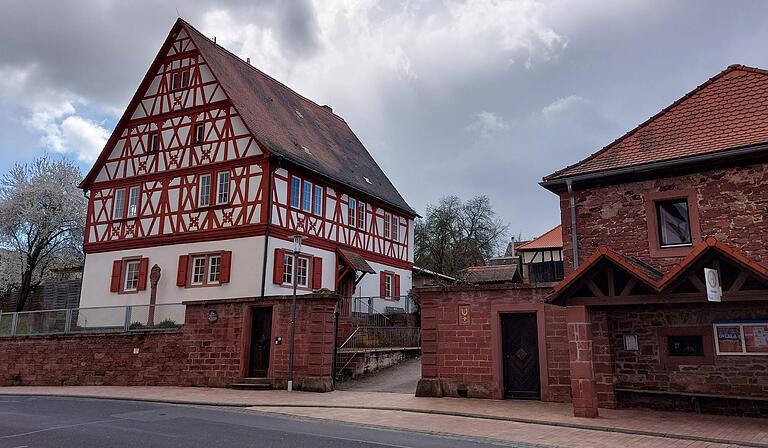 Das Esselbacher Pfarrhaus (links) und die Nebengebäude stehen unter Denkmalschutz. Sie bilden zusammen mit der gegenüberliegenden Kirche und dem Dorfgemeinschaftshaus ein erhaltenswertes Ensemble, findet Pfarrer Alexander Eckert. Das Esselbacher Pfarrhaus (links) und die Nebengebäude stehen unter Denkmalschutz. Sie bilden zusammen mit der gegenüberliegenden Kirche und dem Dorfgemeinschaftshaus ein erhaltenswertes Ensemble, findet Pfarrer Alexander Eckert.