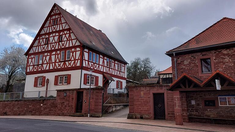 Das Esselbacher Pfarrhaus (links) und die Nebengebäude stehen unter Denkmalschutz. Sie bilden zusammen mit der gegenüberliegenden Kirche und dem Dorfgemeinschaftshaus ein erhaltenswertes Ensemble, findet Pfarrer Alexander Eckert.