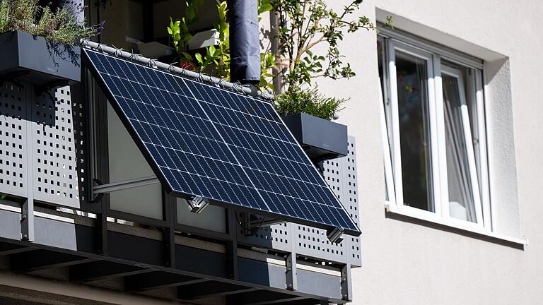 Solaranlage hängt an Balkonbrüstung.jpeg - Steckersolaranlagen für den Balkon boomen – wann lohnt sich der Kauf? Solaranlage hängt an Balkonbrüstung.jpeg - Steckersolaranlagen für den Balkon boomen – wann lohnt sich der Kauf?