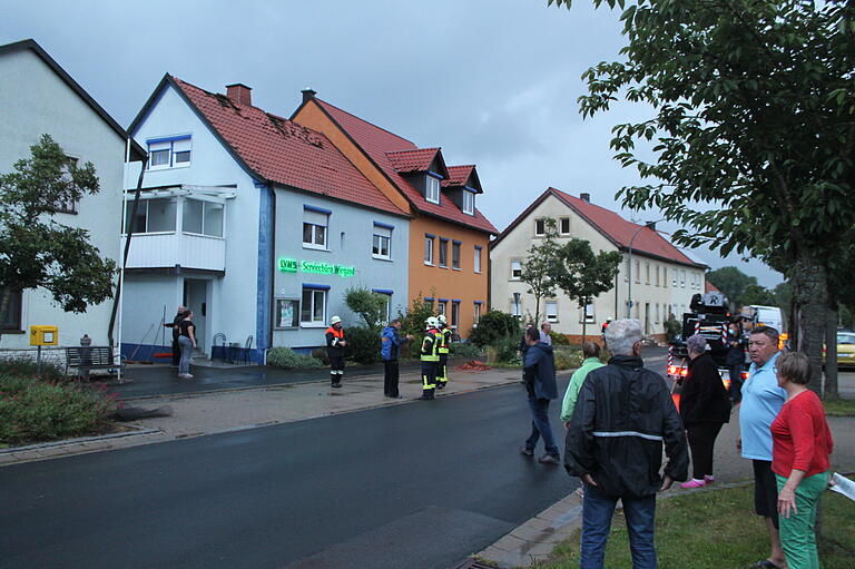 An mindestens fünf Anwesen richtete der Sturm Schäden an. An mindestens fünf Anwesen richtete der Sturm Schäden an.