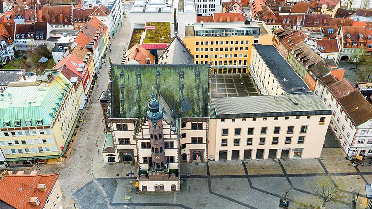 Um ihr Ziel der Klimaneutralität bis 2035 zu erreichen, müsse die Stadt Schweinfurt auf ihren öffentlichen Gebäuden mehr Photovoltaik zubauen, fordert unter anderem Manfred Röder von der Agenda-AG 'Klimafreundliche Mobilität.' Möglicherweise auch auf dem Dach des neuen Rathauses in der Innenstadt. Um ihr Ziel der Klimaneutralität bis 2035 zu erreichen, müsse die Stadt Schweinfurt auf ihren öffentlichen Gebäuden mehr Photovoltaik zubauen, fordert unter anderem Manfred Röder von der Agenda-AG 'Klimafreundliche Mobilität.' Möglicherweise auch auf dem Dach des neuen Rathauses in der Innenstadt.