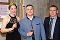 Amtsübergabe in Sommerhausen (v.l.n.r.): Die ehemalige Weinprinzessin Pauline Steinmann, der neue Weinprinz Matthäus Flohr und Reinhold Schwarz vom Obst-, Wein und Gartenbauverein&nbsp;