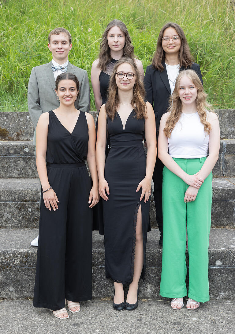 Die Jahrgangsbesten (hinten von links): Sebastian Schmul, Annika Albrecht, Rose Baroness von Stackelberg, (vorne von links) Charlotte Weiß, Emma Miener, Anna Drescher.