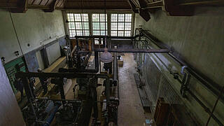 Rundgang mit Architekt Knab im Schlachthof Bad Kissingen       -  Bad Kissingen, Schlachthof, 03.08.2023, Rundgang mit Architekt Knab im Schlachthof Bad Kissingen. 

Einer der planenden Architekten macht mit uns einen Rundgang durch den Schlachthof (Gefrier-, Kühl-, Pökelraum), der im Innern wie eine Kathedrale wirkt. Oben von der Galerie aus konnten früher Kurgäste den Schlachtbetrieb verfolgen - gegen Eintritt, versteht sich. Zu sehen sind noch alte technische Anlagen, zum Beispiel eine Kühlanlage der Firma Linde, die offiziell nun Industriedenkmal werden soll.