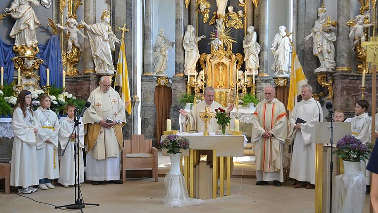 Domkapitular Christoph Warmuth (links), Pfarrer Gregor Mühleck und Pastoralreferent Michael Pfrang (beide rechts) begingen zusammen mit Pfarrer Thomas Klemm den Festgottesdienst zur vorzeitigen Verabschiedung Klemms in den Ruhestand.