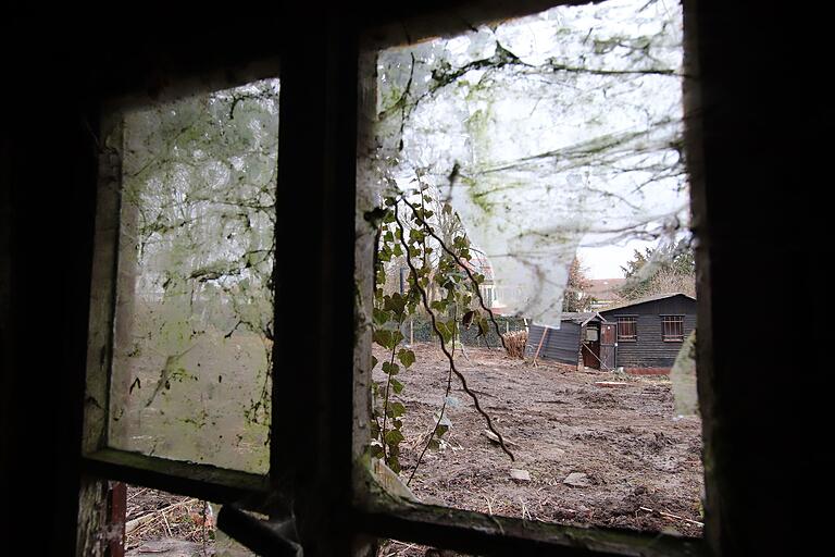 Letzter Blick zurück: Von einem der abbruchreifen Gartenlauben schaut man auf zerklüftetes Gelände. Letzter Blick zurück: Von einem der abbruchreifen Gartenlauben schaut man auf zerklüftetes Gelände.
