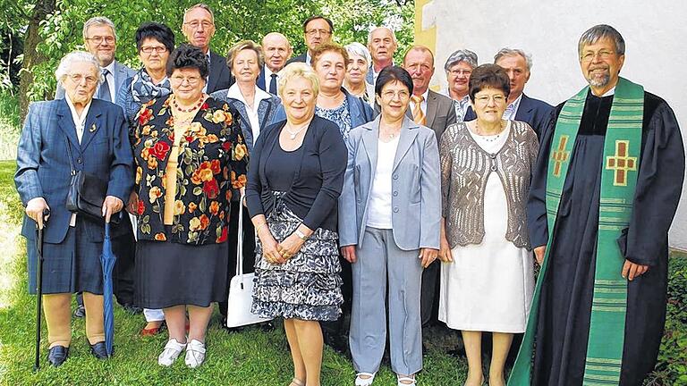 Goldene Konfirmation in Aubstadt       -  (rm)   Am vergangenen Sonntag feierten im Rahmen eines Gottesdienste gleich zwei Jahrgänge, nämlich die von 47/48, ihre Goldene Konfirmation in Aubstadt. Pfarrer Helmut Bär hatte die Einladungen verschickt und bis auf zwei entschuldigte Ausnahmen sind alle Jubelkonfirmanden dieser Einladung gefolgt. So kam dann eine stattliche Zahl von 16 Personen zusammen. Besonders gefreut haben sich die Jubilare über das Erscheinen ihrer ehemaligen Klassenlehrerin Gertrud Volkert, die sich trotz ihrer 93 Jahre noch gerne an ihre Schulzeit in Aubstadt zurückerinnert. Nach dem Gottesdienst trafen sich die Jubilare mit ihren Angehörigen zum gemeinsamen Mittagessen. Auch der schon vier Verstorbenen wurde bei einem Friedhofsgang mit Blumen gedacht. Viel gab es vor und nach der Kaffeetafel zu erzählen. Pfarrer Helmut Bär verteilte Erinnerungsurkunden. Unser Bild zeigt (von links) Gertrud Volkert, Karlheinz Volk, Ruth Schwinn (Hey), Margit Christoph, Heinz Werner, Anneliese Röhner (Eppler), Roland Eppler, Rosemarie Schubert (Nenninger), Rudolf Merz, Marga Hautzinger (Köhler), Inge Götz (Fritz), Walter Damm, Irmgard Scholz (Köhler), Erich Köhler, Christa Gerner (Müller), Londa Vogel (Scheller), Hilmar Dietz und Pfarrer Bär.