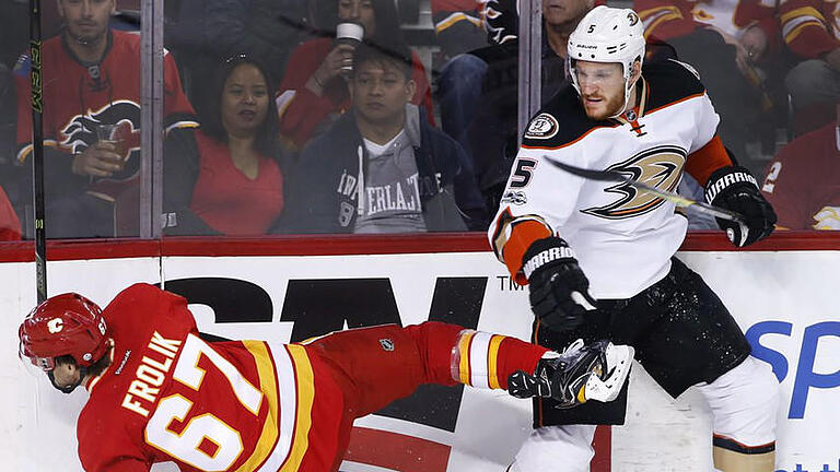 Nationalspieler       -  Korbinian Holzer (r) hat mit den Anaheim Ducks gegen Calgary Flames die nächste Runde der Playoffs erreicht. Foto: Larry Macdougal