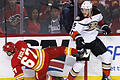 Nationalspieler       -  Korbinian Holzer (r) hat mit den Anaheim Ducks gegen Calgary Flames die nächste Runde der Playoffs erreicht. Foto: Larry Macdougal