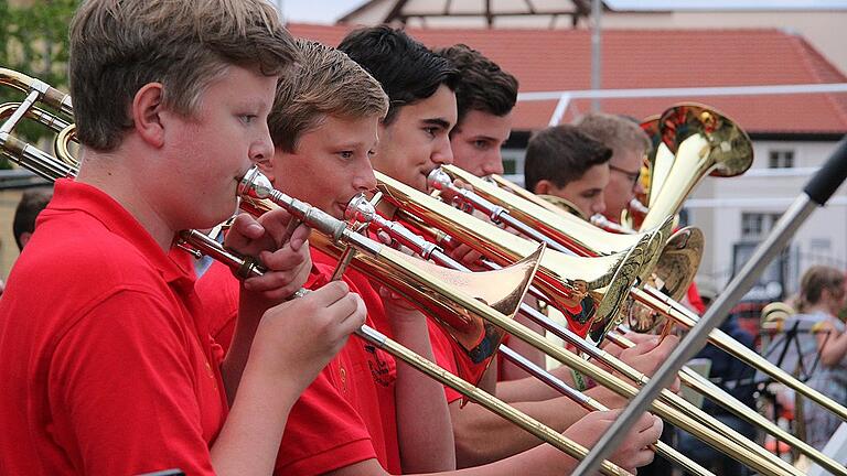 Voll konzentriert: Die Musiker beim Benefizkonzert der Realschule Hofheim auf dem Hofheimer Marktplatz.