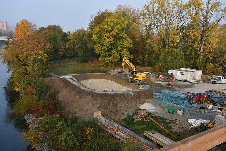 Neben der Brücke entsteht ein Regenrückhaltebecken, in dem sich Schmutz von der Brücke absetzen kann.&nbsp;&nbsp;