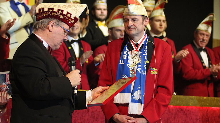 Hohe Ehre: Kokage-Sitzungspräsident Stefan Freund (rechts) bekam den Till von Franken vom Fastnachtsverband, vertreten durch Dieter Kewersum, verliehen.