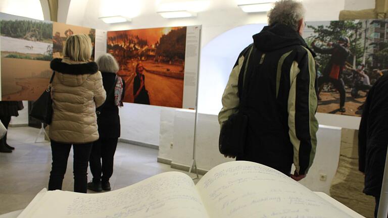 Das Gästebuch liegt während der Öffnungszeiten der World-Press-Photo-Ausstellung in der Kitzinger Rathaushalle aus. Auf mehr als 20 Seiten haben Besucher aus dem In- und Ausland ihre Eindrücke festgehalten.