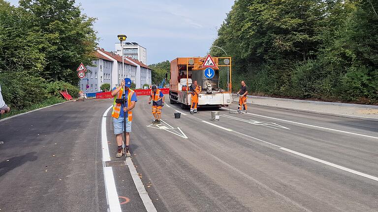 Die Markierungsarbeiten am Nordring sind noch in vollem Gange.       -  Die Markierungsarbeiten am Nordring sind noch in vollem Gange.