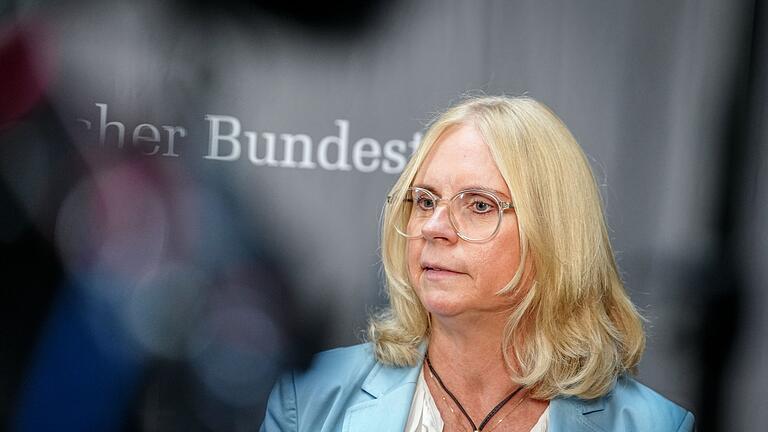 Andrea Linhholz - Nach dem Terroranschlag in Solingen war die Erschütterung groß. Auch der Innenausschuss des Bundestages beschäftigte sich mit möglichen Konsequenzen. (Archivfoto) Andrea Linhholz - Nach dem Terroranschlag in Solingen war die Erschütterung groß. Auch der Innenausschuss des Bundestages beschäftigte sich mit möglichen Konsequenzen. (Archivfoto)