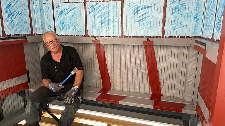 Bahnenthusiast Roland Fischer hat das Wartehäuschen am Rupbodener Bahnhof in Schienenbus-Optik umgestaltet. Foto: Fischer       -  Bahnenthusiast Roland Fischer hat das Wartehäuschen am Rupbodener Bahnhof in Schienenbus-Optik umgestaltet. Foto: Fischer