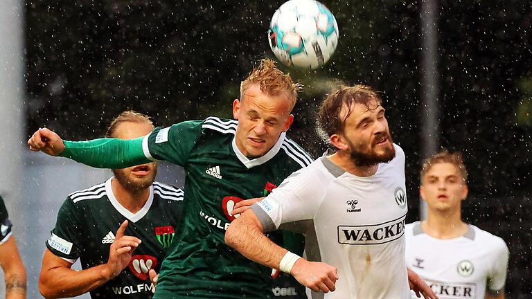 Kampf im strömenden Regen: der Schweinfurter Marco Zietsch (links) und der Burghausener Felix Bachschmid.