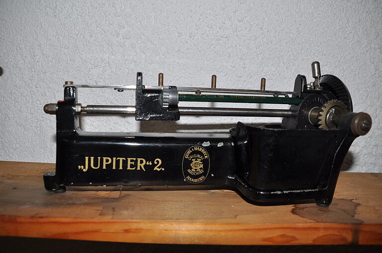 Bei der Bleistiftspitzmaschine Jupiter 2 der Firma Guhl-Harbeck wurden die Stifte eingespannt.