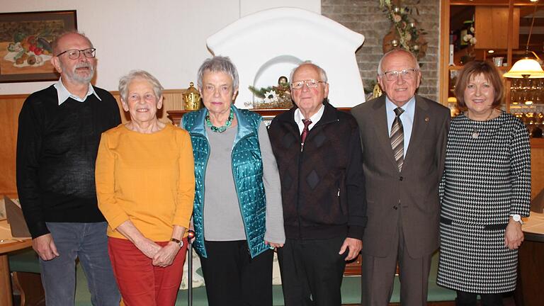 Die Ehrung für langjährige Mitgliedschaft beim Bayerischen  Lehrer- und Lehrerinnenverband stand im Mittelpunkt des vorweihnachtlichen Nachmittags im Gasthof „Peppo“ und wurde von der Vorsitzenden Birgit Finzel vorgenommen. Alle anwesenden Jubilare erhielten die entsprechende Urkunde und ein Präsent des Kreisverbandes ausgehändigt. Von links: Stellv. Vorsitzender Stefan Wohlfromm, Gertrud Ibler, Sigrid Carl, Jens Fertinger, Manfred Zimmer und BLLV-Kreisvorsitzende Birgit Finzel.