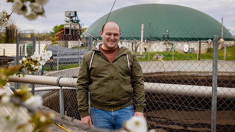 Louis Ulrich, Vorstand der Energiegenossenschaft Oberwerrn, vor der Biogasanlage von Landwirt Andreas Hümmer. Von hier aus sollen Haushalte in Oberwerrn mit Nahwärme versorgt werden.