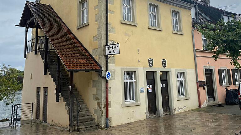 In der öffentlichen Damentoilette in der Schrannenstraße 9 wurden Teile der Haustechnik zerstört.