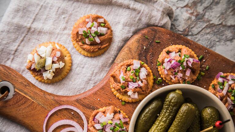 Holländische Borrelhapjes - Das Topping für die Cracker mit dem Filet Americain kann je nach Gusto variiert werden. Mal mit Zwiebel oder Ei, Kapern oder Schnittlauch. Holländische Borrelhapjes - Das Topping für die Cracker mit dem Filet Americain kann je nach Gusto variiert werden. Mal mit Zwiebel oder Ei, Kapern oder Schnittlauch.