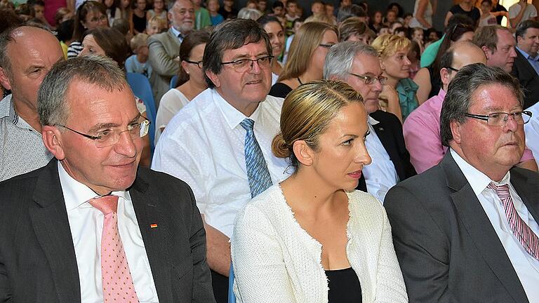 Die parteilose Sozialreferentin  Hülya Düber im Kreis von CSU-Männern: links Bundestagsabgeordneten Paul Lehrieder, rechts Bürgermeister Adolf Bauer und hinten Stadtrat Kurt Schubert.