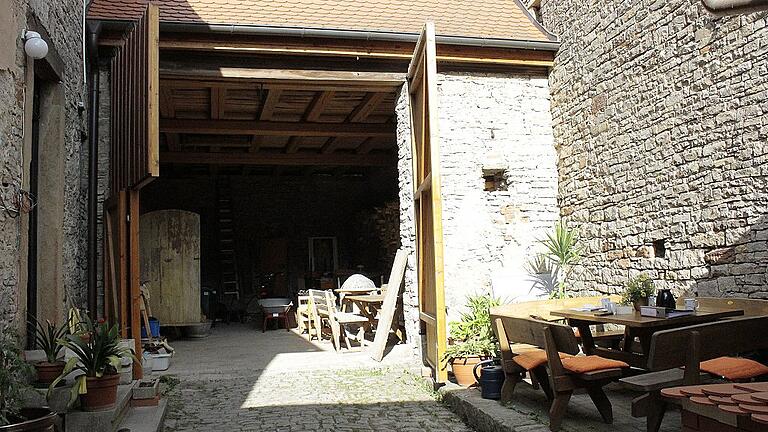 Blick in den Innenhof: Wo früher die Mistgrube war, lässt es sich jetzt schon gemütlich sitzen und eine Kaffeepause machen. Blick in den Innenhof: Wo früher die Mistgrube war, lässt es sich jetzt schon gemütlich sitzen und eine Kaffeepause machen.