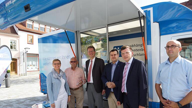 Das Beratungsmobil der UPD macht Station auf dem Viehmarkt. Ralf Brauksiepe (Dritter von links), Patientenbeauftragter der Bundesregierung, die Bundestagsabgeordnete Sabine Dittmar und Bürgermeister Armin Warmuth (Zweiter von rechts) besuchen den Stand. Foto: Guzy - Das Beratungsmobil der UPD macht Station auf dem Viehmarkt. Ralf Brauksiepe (Dritter von links), Patientenbeauftragter der Bundesregierung, die Bundestagsabgeordnete Sabine Dittmar und Bürgermeister Armin Warmuth (Zweiter von rechts) besuchen den Stand. Foto: Guzy Das Beratungsmobil der UPD macht Station auf dem Viehmarkt. Ralf Brauksiepe (Dritter von links), Patientenbeauftragter der Bundesregierung, die Bundestagsabgeordnete Sabine Dittmar und Bürgermeister Armin Warmuth (Zweiter von rechts) besuchen den Stand. Foto: Guzy - Das Beratungsmobil der UPD macht Station auf dem Viehmarkt. Ralf Brauksiepe (Dritter von links), Patientenbeauftragter der Bundesregierung, die Bundestagsabgeordnete Sabine Dittmar und Bürgermeister Armin Warmuth (Zweiter von rechts) besuchen den Stand. Foto: Guzy