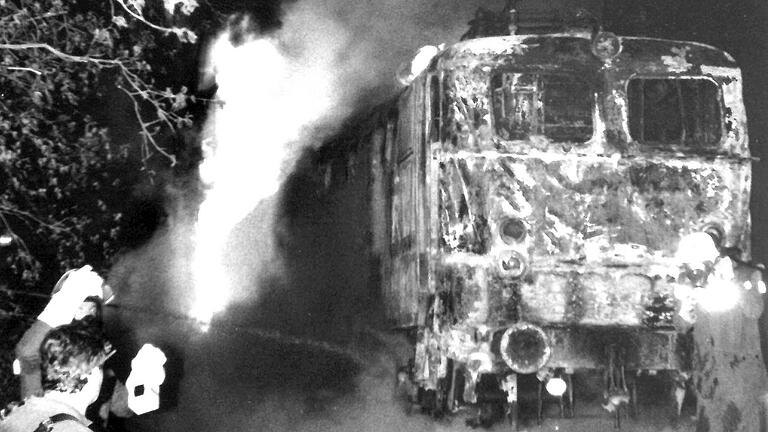 29. Mai 1991: Die Lok des Unglückszugs brannte völlig aus. Der Zugführer hatte sich mit einem Sprung aus dem Fenster leicht verletzt retten können.