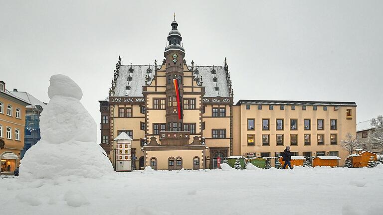 Der erste Schnee in diesem Winter ist gefallen: Der Marktplatz in Schweinfurt lag am Morgen unter einer weißen Decke.