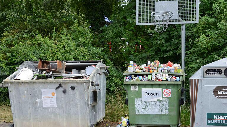 Die Abfallcontainer am Sportplatz in Frankenwinheim sorgen regelmäßig für Unmut. Wieso mancher Zeitgenosse trotz vollem Container seinen Abfall in dieser Weise loshaben will muss man nicht verstehen. An die Gemeinde stellt sich aber dennoch die Frage, wieso man die Container unbedingt unter dem Basketballkorb aufstellen muss?