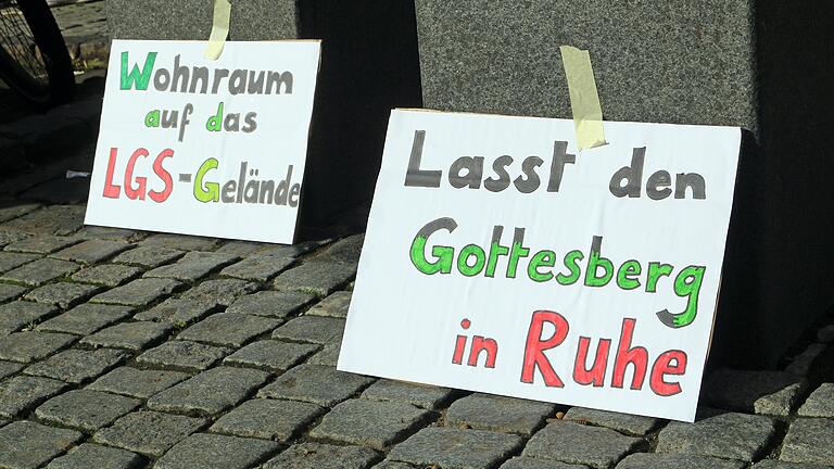 Manche der Teilnehmenden fordern, statt am Gottesberg auf dem Landesgartenschau-Gelände Wohnraum zu errichten.