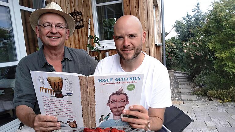 Balthasar Alletsee (links) und Marco Wagner mit der zweiten, grundsätzlich überarbeiteten 'Josef Geranius - eine tierische Zahnputzgeschichte'-Ausgabe innerhalb von 35 Jahren.