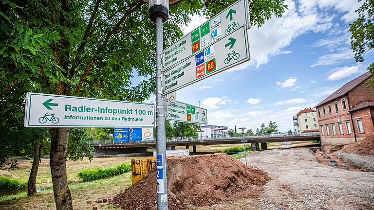 Der Radwegweiser an der Brend ist da, der Fahrradweg kann jedoch derzeit nicht genutzt werden. Im Zuge der Hochwasserschutz-Bauarbeiten wird der Weg bis Herbst neu hergerichtet.