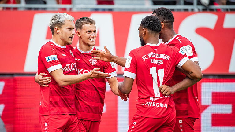 Die Würzburger Kickers gewinnen das Heimspiel am Samstag 05.08.23 gegen den FC Bayern München II mit 2:0 in der AKON Arena in Würzburg