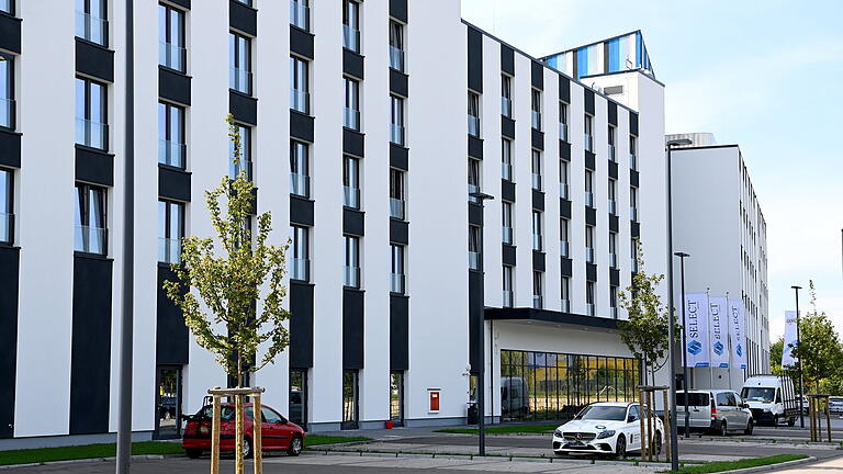 Select Hotel, Neubau, im GVZ Augsburg .jpeg       -  In diesem Hotelgebäude im Güterverkehrszentrum Augsburg sollen bis zu 440 männliche Flüchtlinge untergebracht werden.