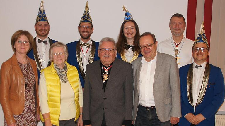 Auf dem Bild von links: Bürgermeisterin Bettina Bärmann, Gesellschaftspräsident Felix Zirkelbach, Lissi Wedler, Sitzungspräsident Alexander Schäfer, Ehrengesellschaftspräsident Hans Karl Wedler, Sitzungspräsidentin Lena Rau, Pfarrer Stefan Kömm, 1. Vorsitzender der kath. Elternvereinigung Günter Rau und Sitzungspräsident Michael Negwer. Auf dem Bild von links: Bürgermeisterin Bettina Bärmann, Gesellschaftspräsident Felix Zirkelbach, Lissi Wedler, Sitzungspräsident Alexander Schäfer, Ehrengesellschaftspräsident Hans Karl Wedler, Sitzungspräsidentin Lena Rau, Pfarrer Stefan Kömm, 1. Vorsitzender der kath. Elternvereinigung Günter Rau und Sitzungspräsident Michael Negwer.