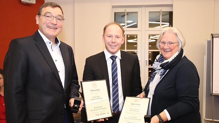 Kitzingens Oberbürgermeister Stefan Güntner (Mitte) ehrte in der Jahresschlusssitzung Andreas Moser (CSU) sowie Bürgermeisterin Astrid Glos (fraktionslos) für jeweils 15 Jahre im Stadtrat. Dafür gab es goldene Ehrenringe und Urkunden.