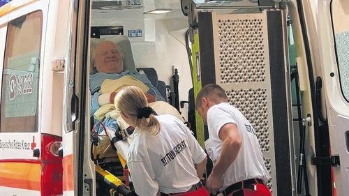 Der Rettungsdienst des BRK-Kreisverbands organisierte am Montag den Umzug der Patienten ins St.-Elisabeth-Krankenhaus. Der Rettungsdienst des BRK-Kreisverbands organisierte am Montag den Umzug der Patienten ins St.-Elisabeth-Krankenhaus.