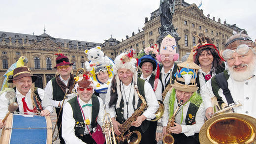 Echte Fasenachter: Die Erlabrunner Narreköpf vor der Würzburger Residenz mit (von links) Michael Schmitt, Detlev Martin, Frank Kümmet, Jürgen Kümmet, Helmut Flach, Udo Straub, Siegfried Kößler, Matthias Roth, Klaus Körber und Peter &bdquo;Pit&ldquo; Heeg.