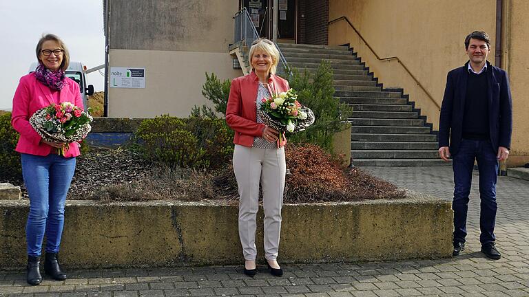 Bürgermeister Bernd Schraud (rechts) ehrte Anneliese Blesch (links) und verabschiedete Inge Schraut (Mitte).