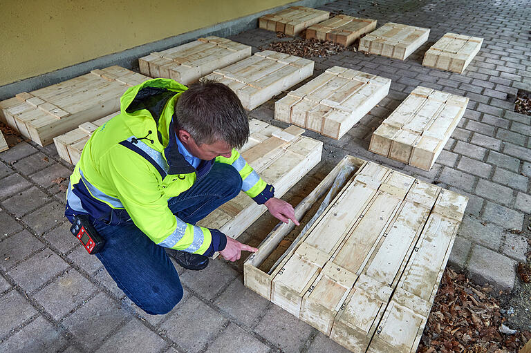 Fein säuberlich nummeriert sind die Holzkisten mit den Bohrkernen, die nach ihrer Untersuchung im Landesamt für Umwelt in Hof wieder im Damm eingebaut werden.