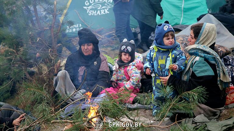 Unter den Geflüchteten sind auch kleine Kinder. Die Lage der Menschen zwischen Polen und Belarus wird zunehmend schlimmer. Die Temperaturen liegen um den Gefrierpunkt.