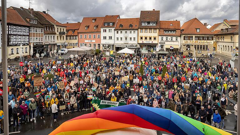 Volles Haus auf dem Marktplatz Bad Königshofen. Bei der Demo für Demokratie vergangenen Samstag war das der Fall. Doch an gewöhnlichen Tagen könnte das Herz der Stadt etwas mehr Farbe vertragen. Wann die Stadt dafür Geld hat, liegt aber in den Sternen. Volles Haus auf dem Marktplatz Bad Königshofen. Bei der Demo für Demokratie vergangenen Samstag war das der Fall. Doch an gewöhnlichen Tagen könnte das Herz der Stadt etwas mehr Farbe vertragen. Wann die Stadt dafür Geld hat, liegt aber in den Sternen.
