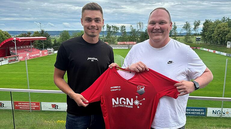 Vorstandsmitglied Stefan Abschütz (rechts) präsentiert mit Max Grimm (links) den nächsten Neuzugang beim TSV Aubstadt. Vorstandsmitglied Stefan Abschütz (rechts) präsentiert mit Max Grimm (links) den nächsten Neuzugang beim TSV Aubstadt.