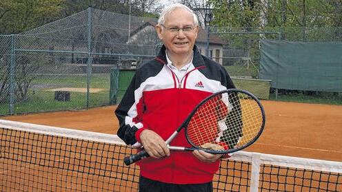 Früher im weißen Kittel, heute im Sportdress: Mediziner Dr. Manfred Seltsam blickt zurück auf 40 Jahre ärztliche Tätigkeit in Main-Spessart. Heute ist der Tennisplatz des TC Gemünden sein Lieblingsort im Landkreis.