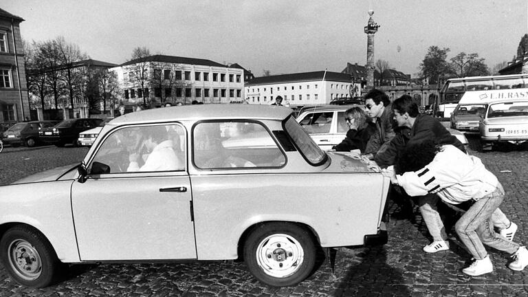 Erste DDR-Bürger in Würzburg       -  Angeschoben: Ein Trabi auf dem Würzburger Residenzplatz am 13. November 1989.