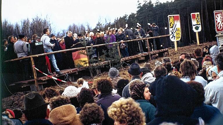 Der Grenzübergang zwischen Allertshausen und Hellingen und die erneuerte Straße wurden am 26. Januar 1990 freigegeben. Der Grenzübergang zwischen Allertshausen und Hellingen und die erneuerte Straße wurden am 26. Januar 1990 freigegeben.